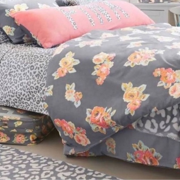 NEW VS PINK FLORAL DORM REVERSIBLE
COMFORTER TWIN - Picture 2 of 8